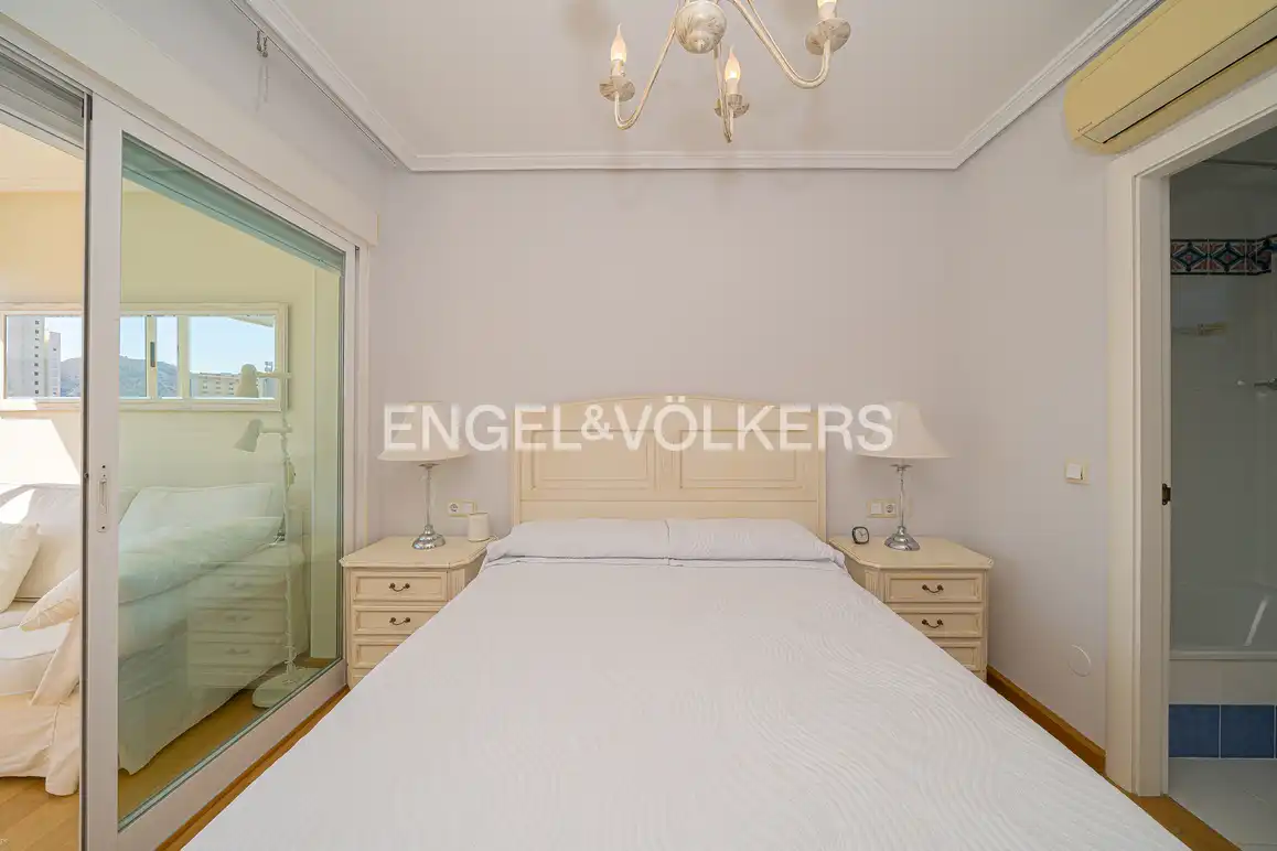 Habitación de Apartamento en venta en Benidorm con Aire acondicionado, Trastero y Amueblado