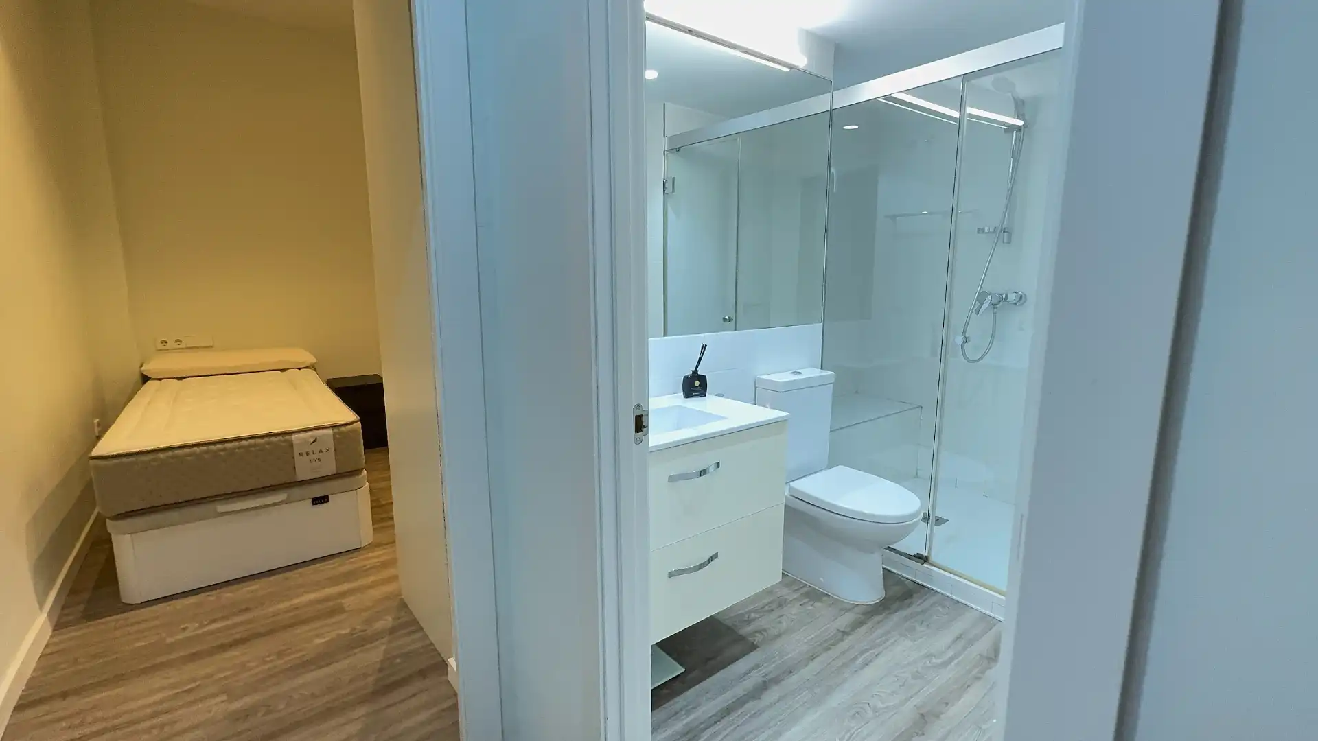 Bathroom of Apartments for sale in Valencia  with Air Conditioner, Heating and Parquet flooring