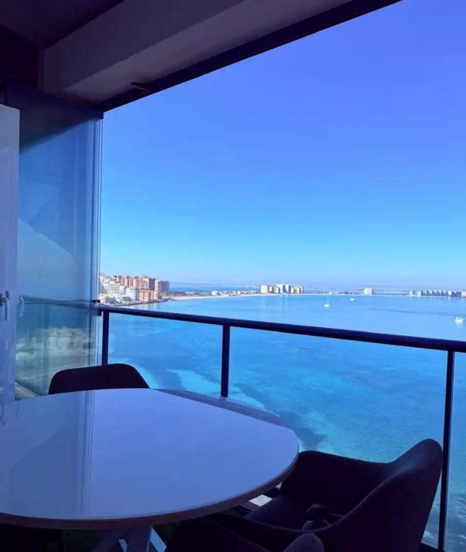 Dachboden zum Verkauf in La Manga del Mar Menor mit Klimaanlage, Abstellraum und Möbliert