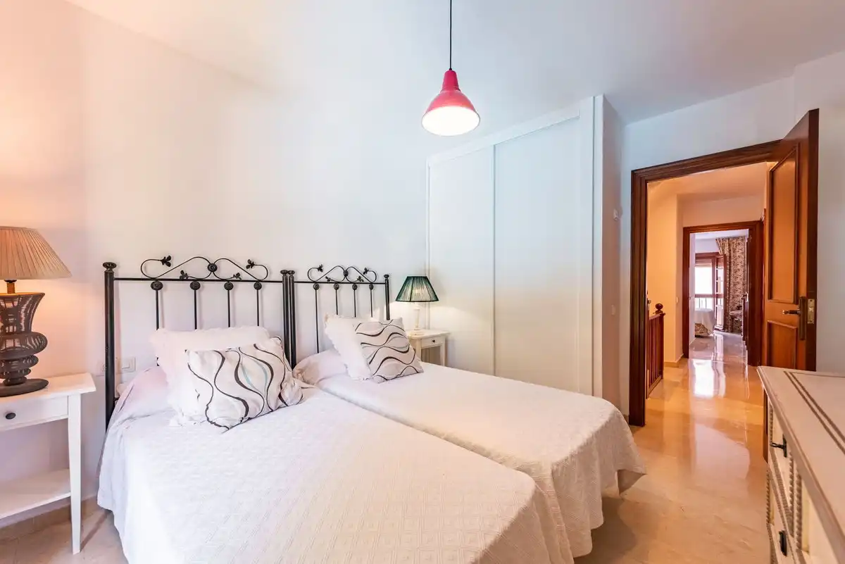 Schlafzimmer von Einfamilien-Reihenhaus zum Verkauf in Benahavís mit Klimaanlage, Heizung und Terrasse
