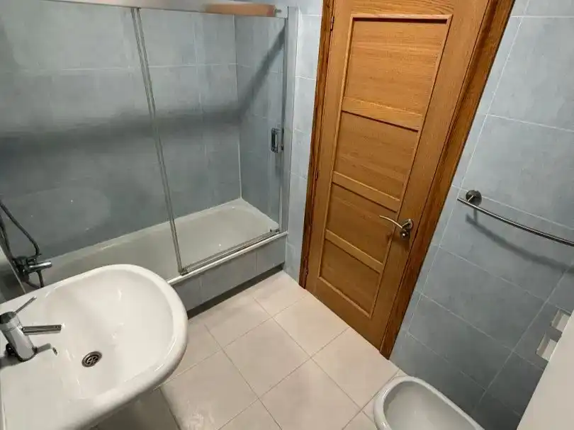 Bathroom of Flat for rent in Arteixo  with Private garden, Parquet flooring and Storage room