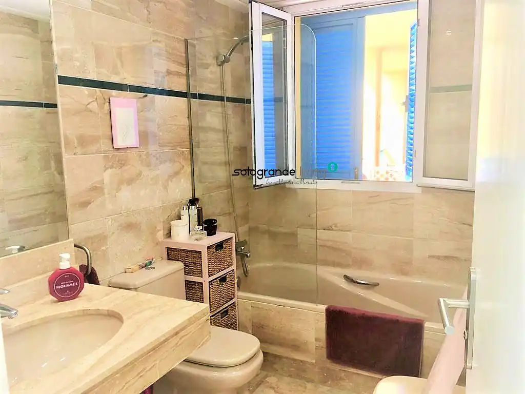 Baño de Apartamento de alquiler en Sotogrande con Aire acondicionado, Calefacción y Terraza