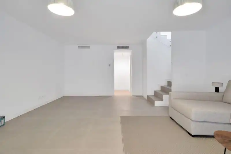 Casa adosada de alquiler en Estepona con Aire acondicionado, Jardín privado y Terraza