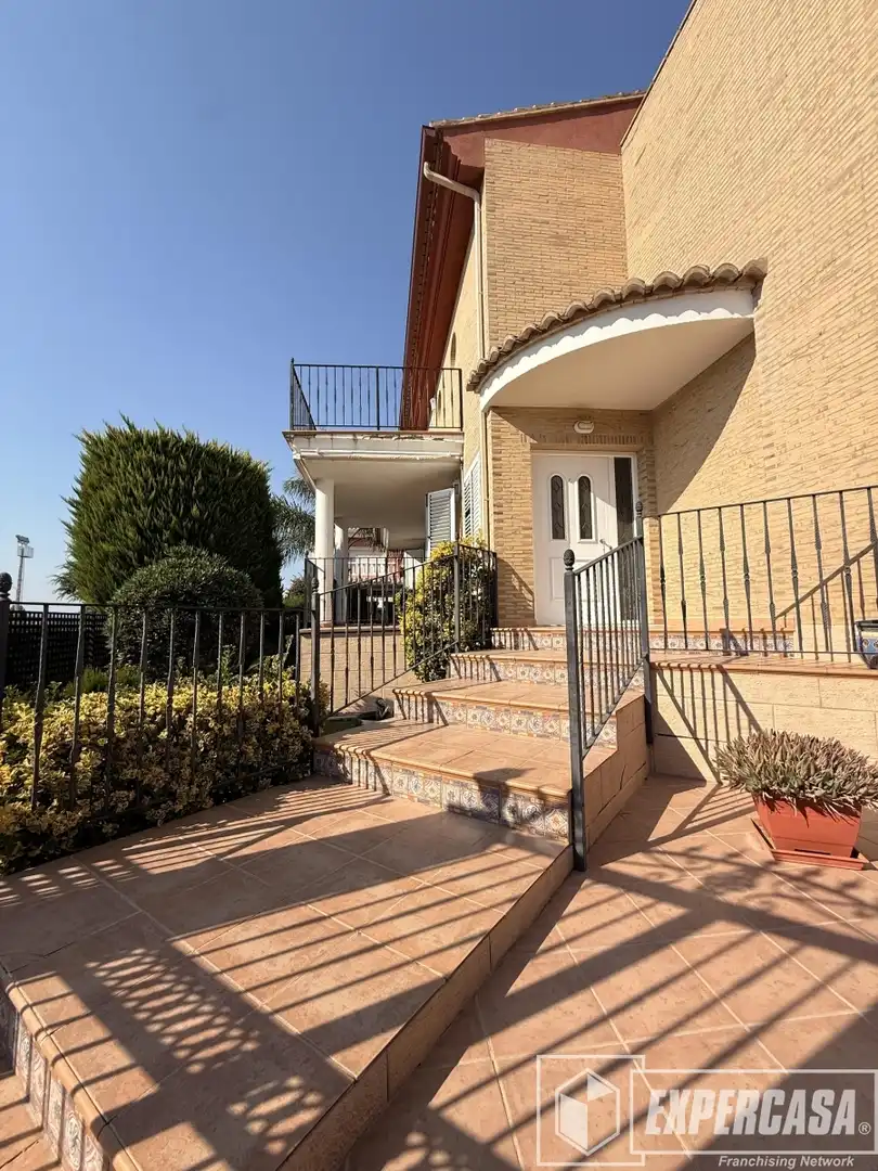 Vista exterior de Casa o xalet en venda en Riba-roja de Túria amb Aire condicionat, Calefacció i Terrassa