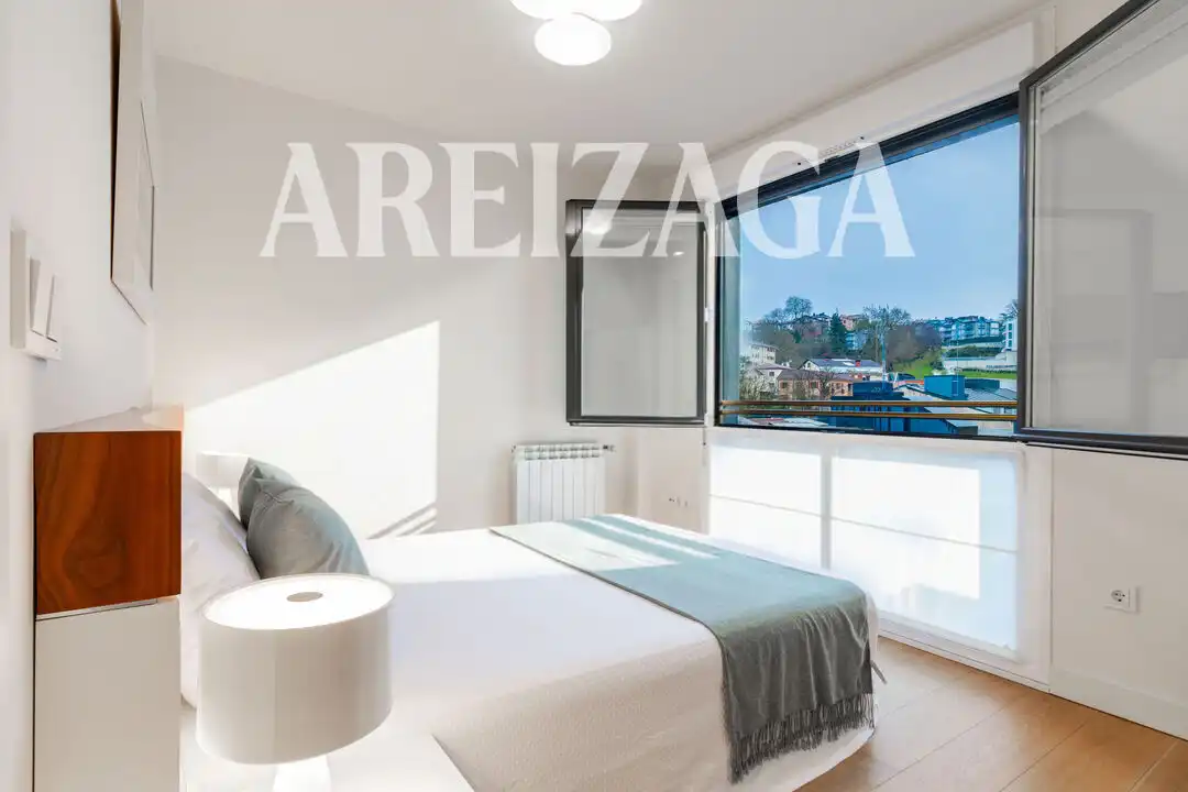 Dormitori de Apartament en venda en Donostia - San Sebastián  amb Calefacció, Terrassa i Traster