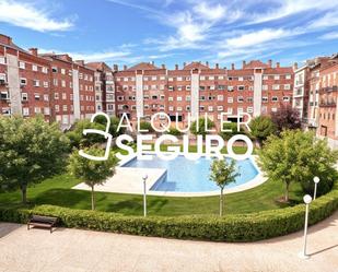 Vista exterior de Pis de lloguer en  Madrid Capital amb Aire condicionat, Calefacció i Piscina