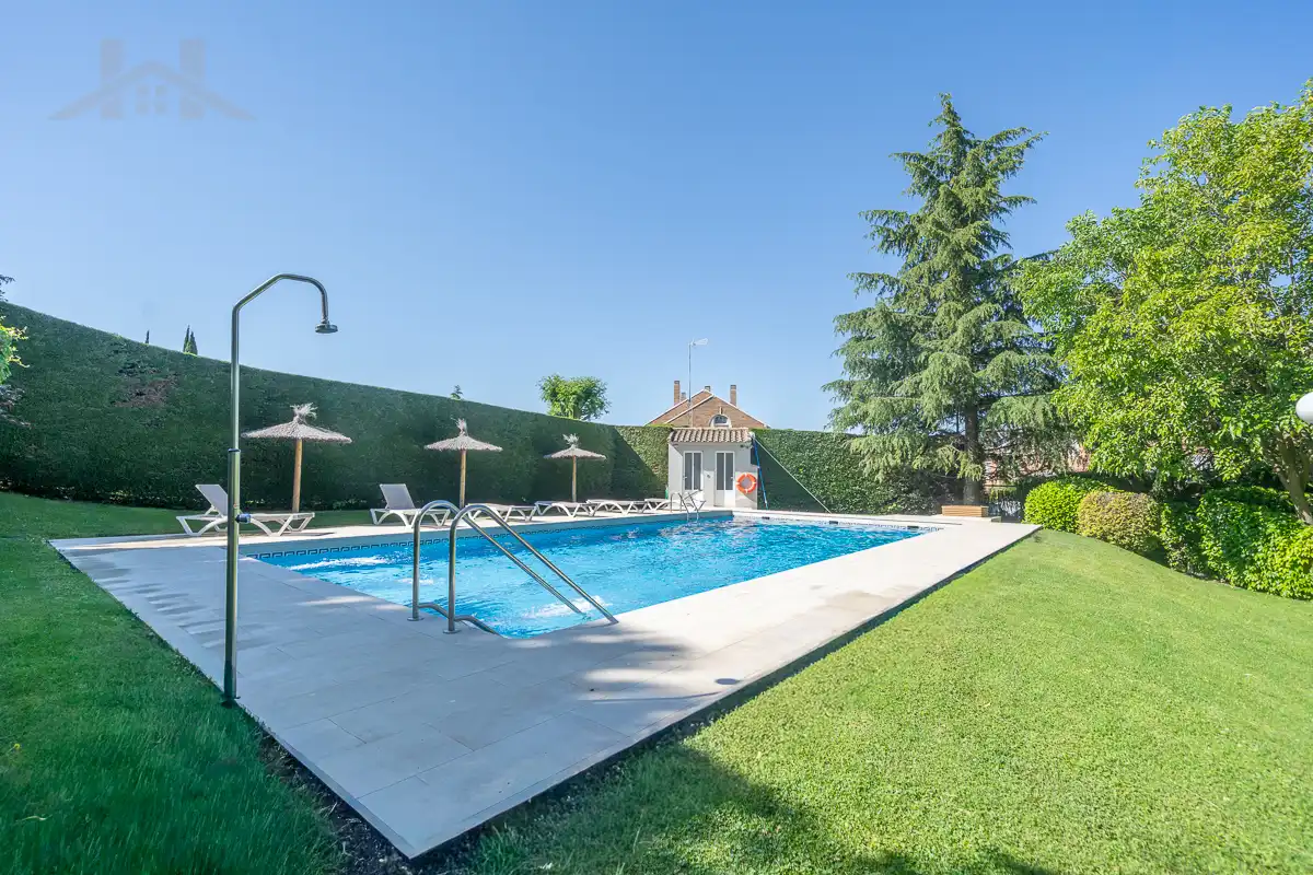 Piscina de Casa adosada en venta en Torrelodones con Aire acondicionado, Calefacción y Jardín privado