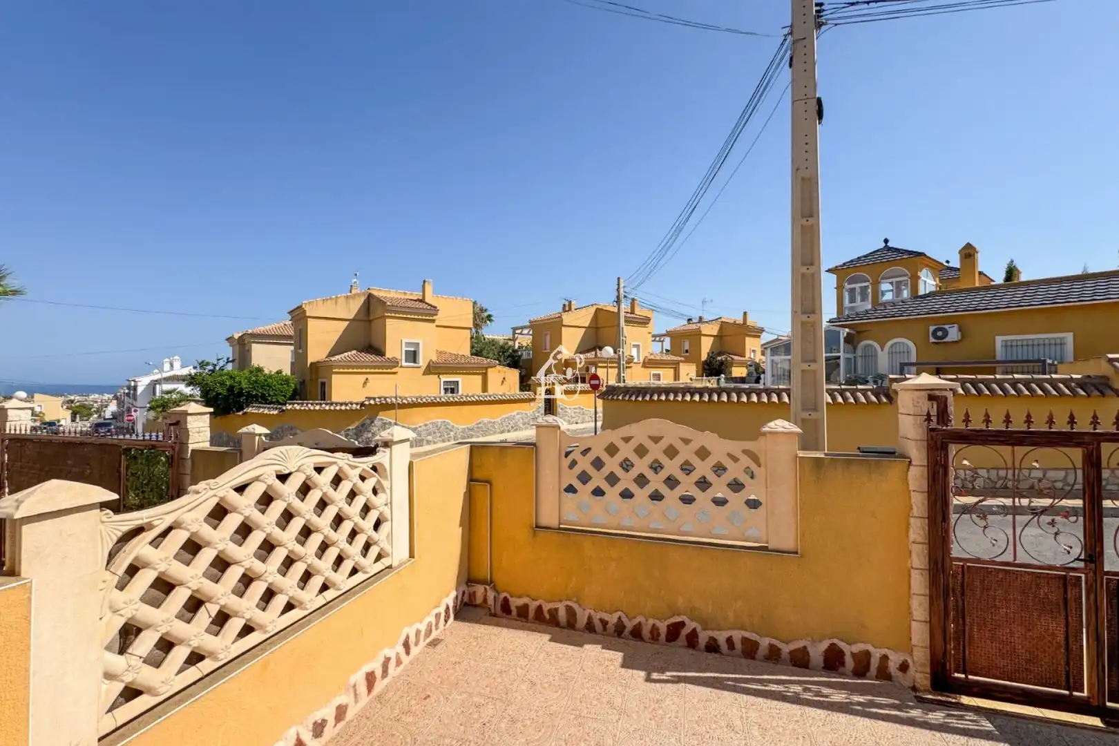 Vista exterior de Casa o chalet en venta en San Miguel de Salinas con Terraza y Piscina