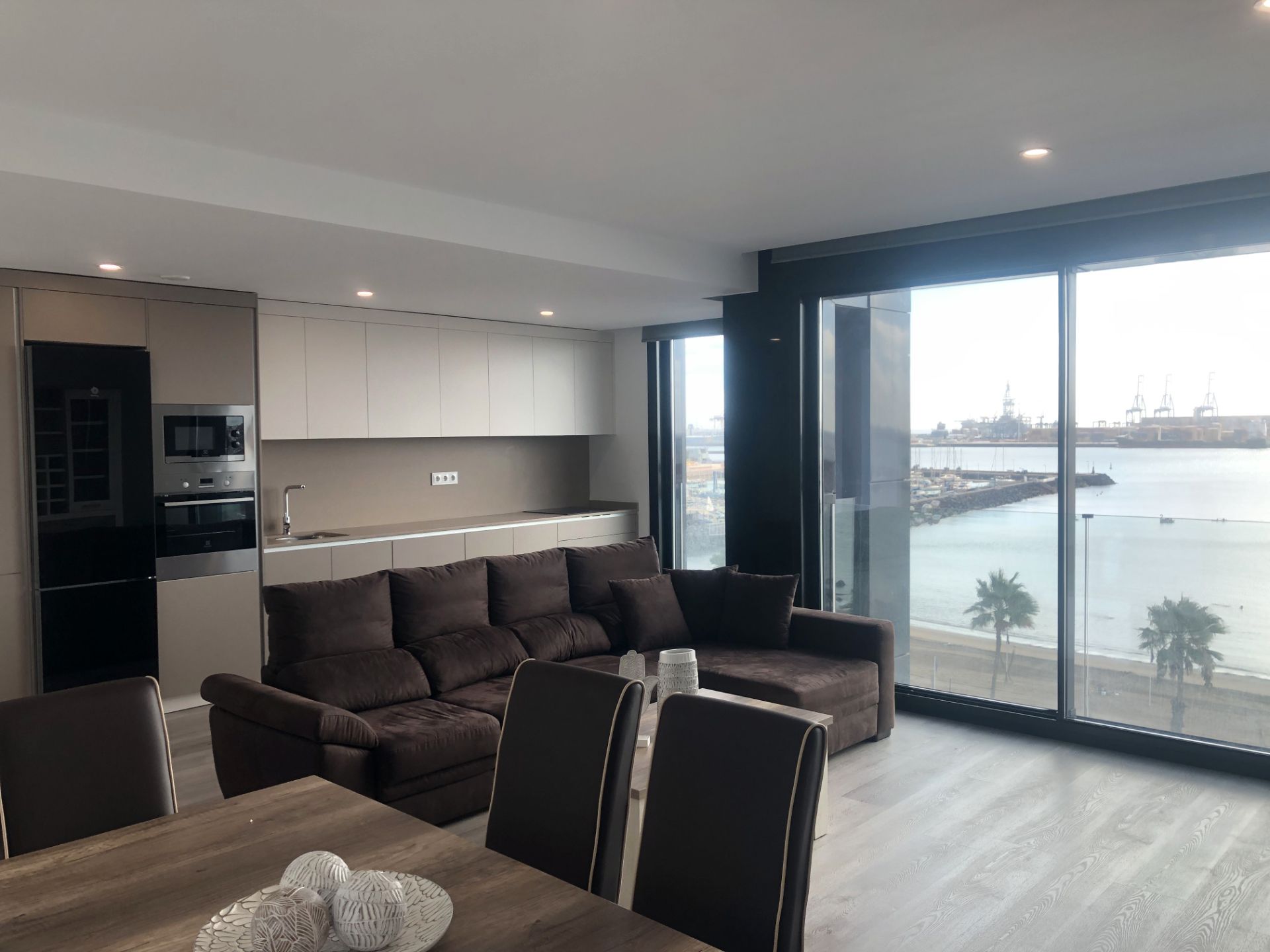 Sala d'estar de Pis de lloguer en Las Palmas de Gran Canaria amb Aire condicionat, Terrassa i Moblat