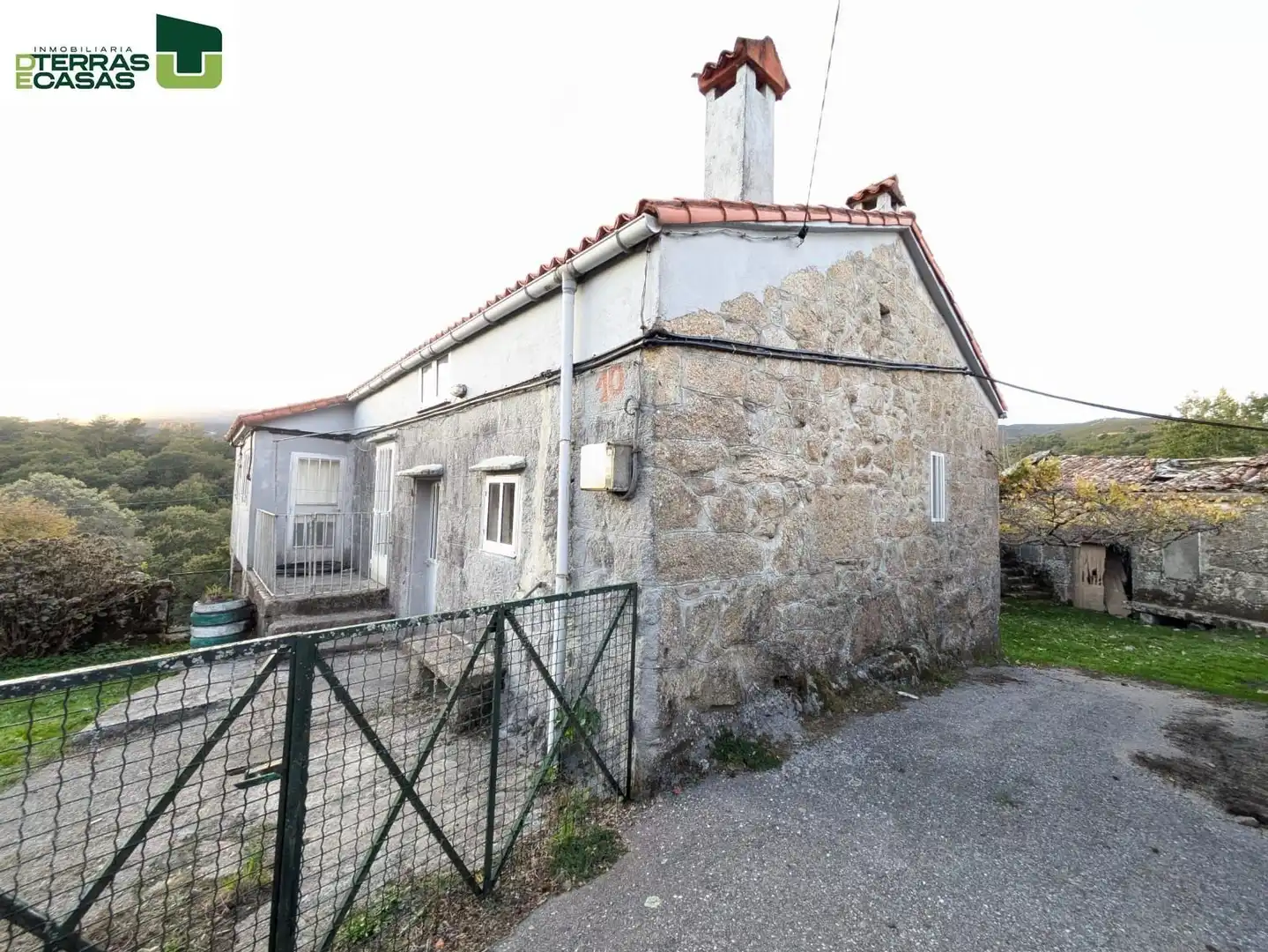 Vista exterior de Casa o xalet en venda en A Lama   amb Jardí privat
