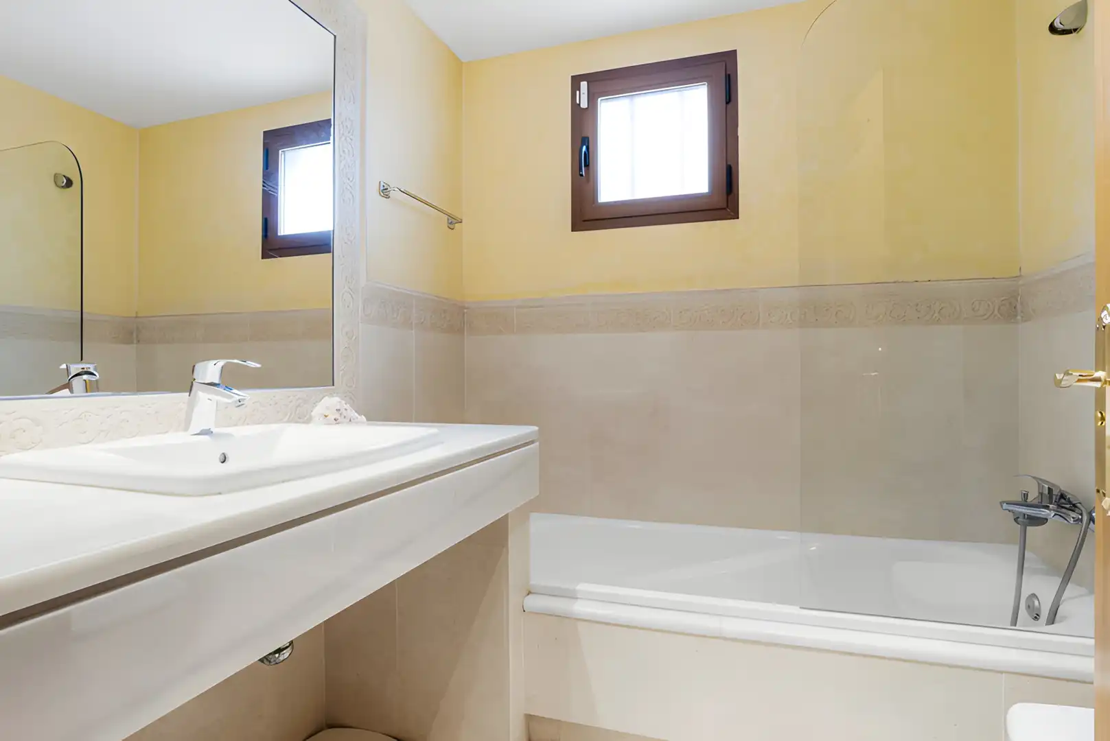 Badezimmer von Erdgeschoss zum Verkauf in Marbella mit Klimaanlage, Terrasse und Schwimmbad