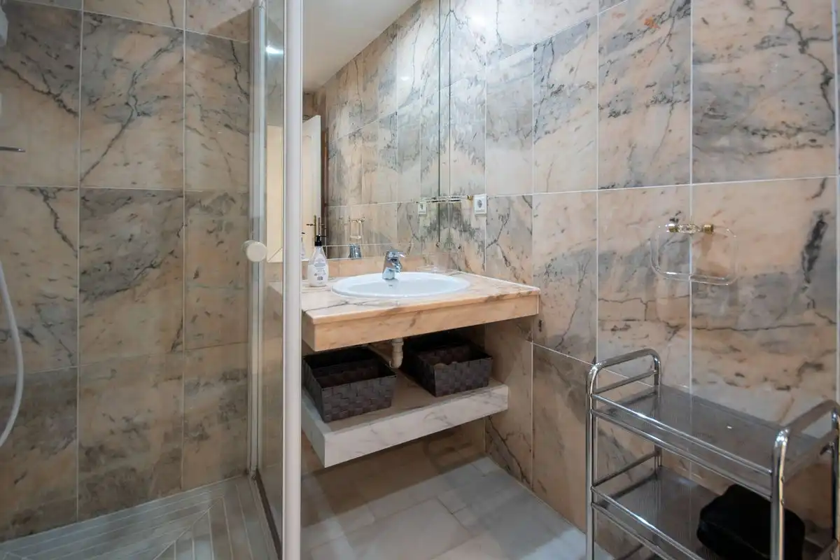 Baño de Piso de alquiler en Marbella con Aire acondicionado, Calefacción y Amueblado