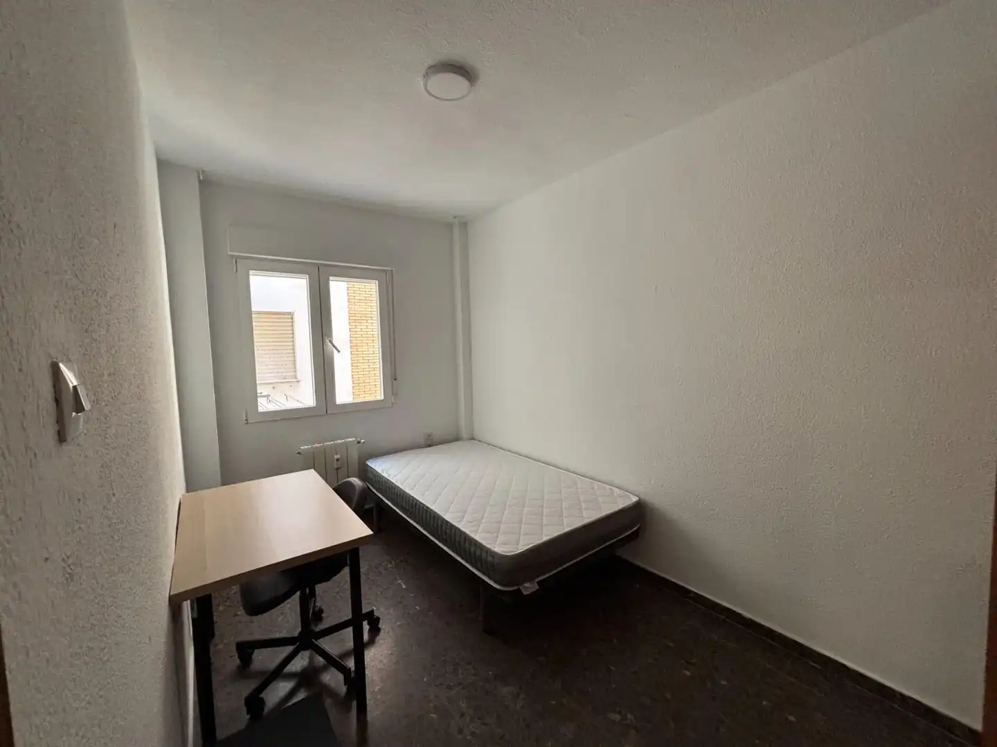 Habitación de Piso para compartir en Granada con Calefacción y Amueblado