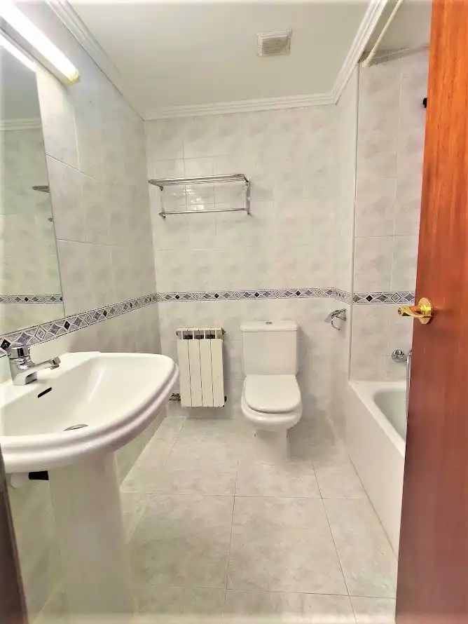 Badezimmer von Wohnung zum Verkauf in Lleida mit Klimaanlage, Heizung und Möbliert