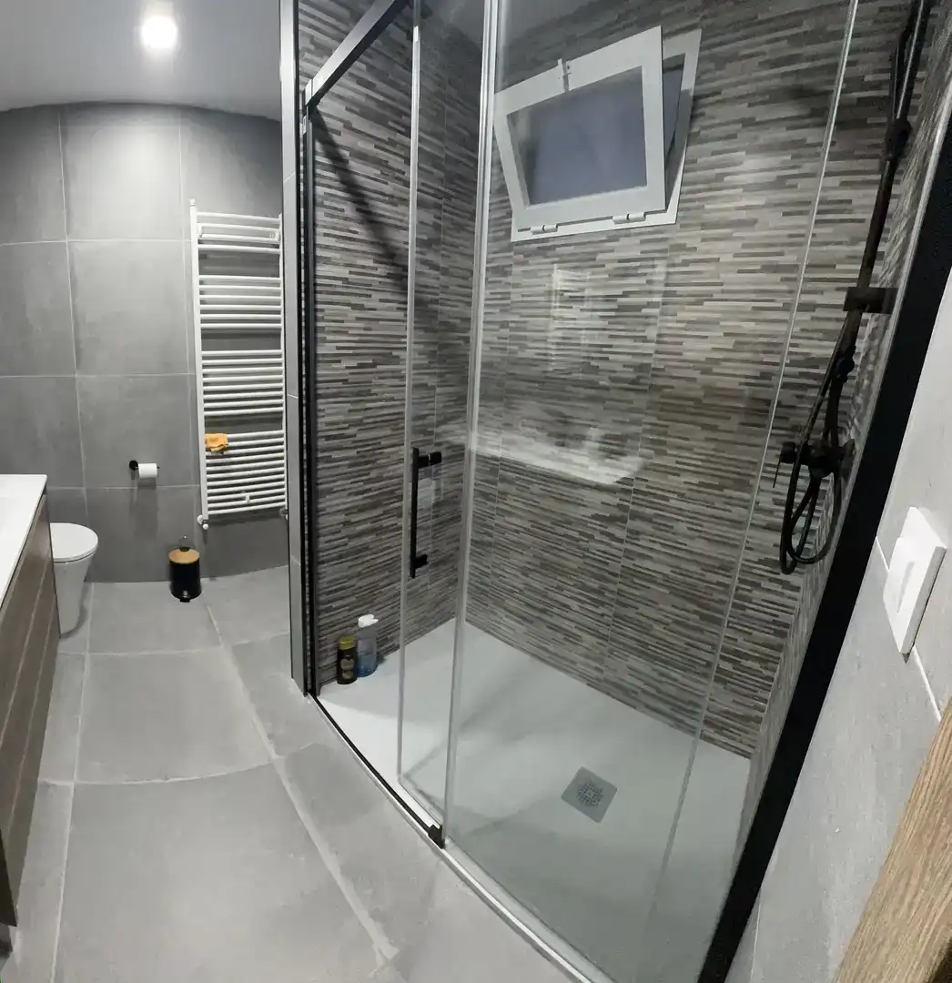 Badezimmer von Wohnung zur Miete in Ourense Capital  mit Balkon