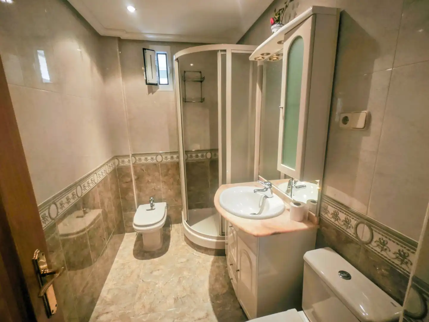 Baño de Piso en venta en Móstoles con Calefacción, Parquet y Amueblado