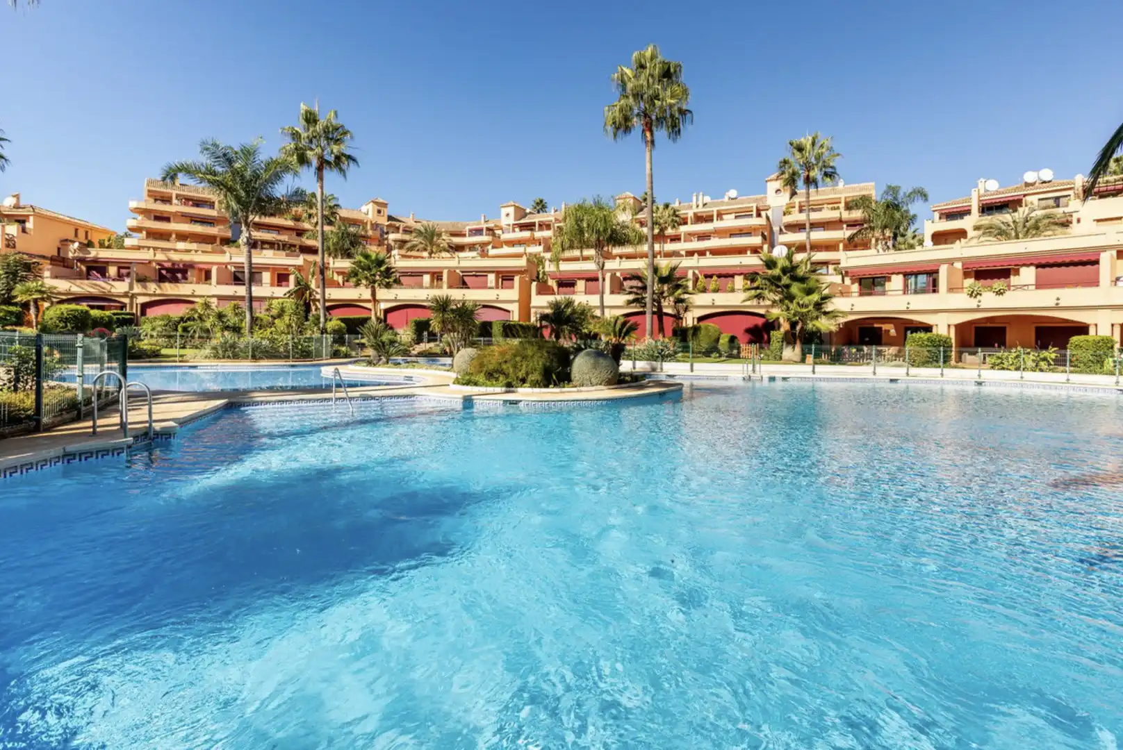 Apartament amb piscina en venda a Estepona Pueblo
