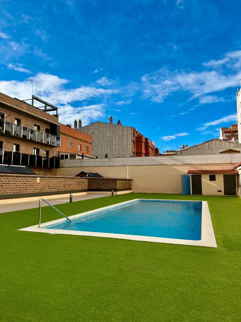 Piscina de Planta baixa en venda en El Prat de Llobregat amb Aire condicionat, Calefacció i Traster