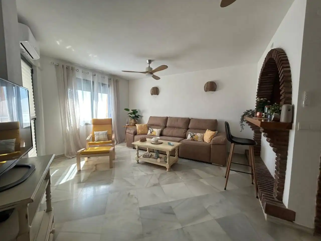 Sala de estar de Apartamento de alquiler en Benalmádena con Aire acondicionado, Calefacción y Terraza