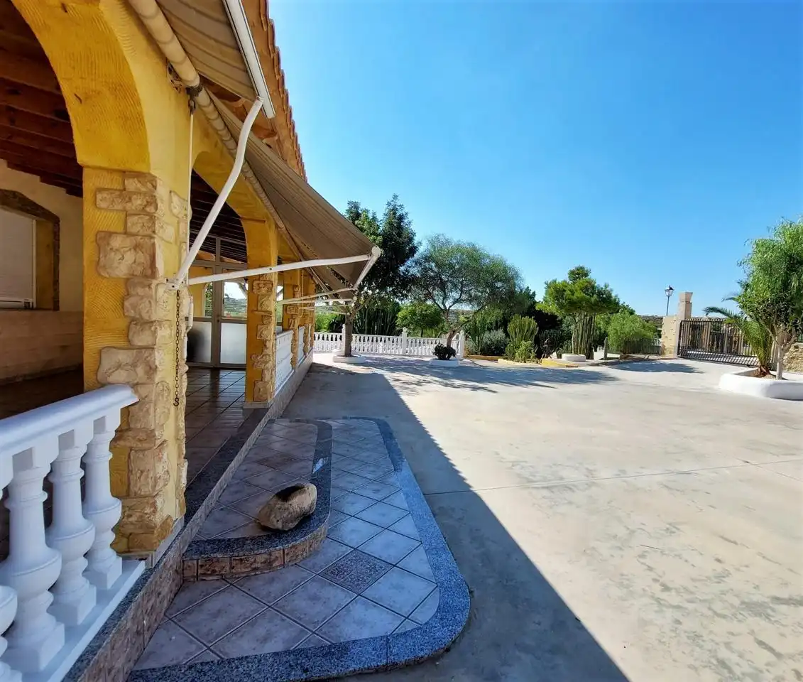 Außenansicht von Wohnung zum Verkauf in Elche / Elx mit Privatgarten, Schwimmbad und Möbliert