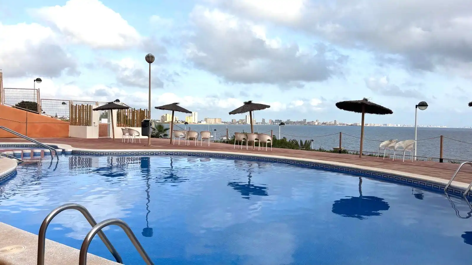 Schwimmbecken von Wohnungen zum Verkauf in Cartagena mit Klimaanlage, Heizung und Terrasse