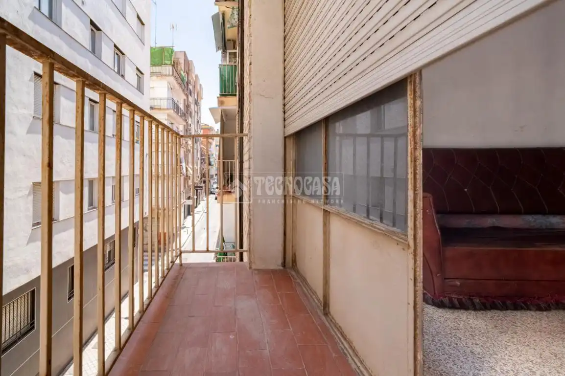 Vista exterior de Pis en venda en Granada amb Balcó