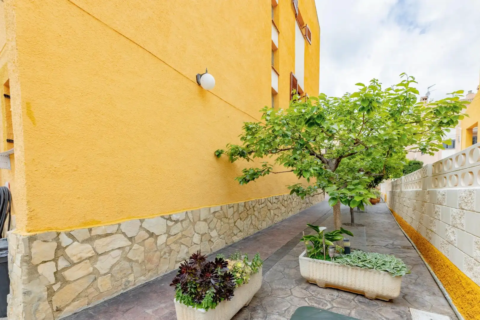 Vista exterior de Casa adosada en venta en Chiva con Aire acondicionado, Calefacción y Terraza