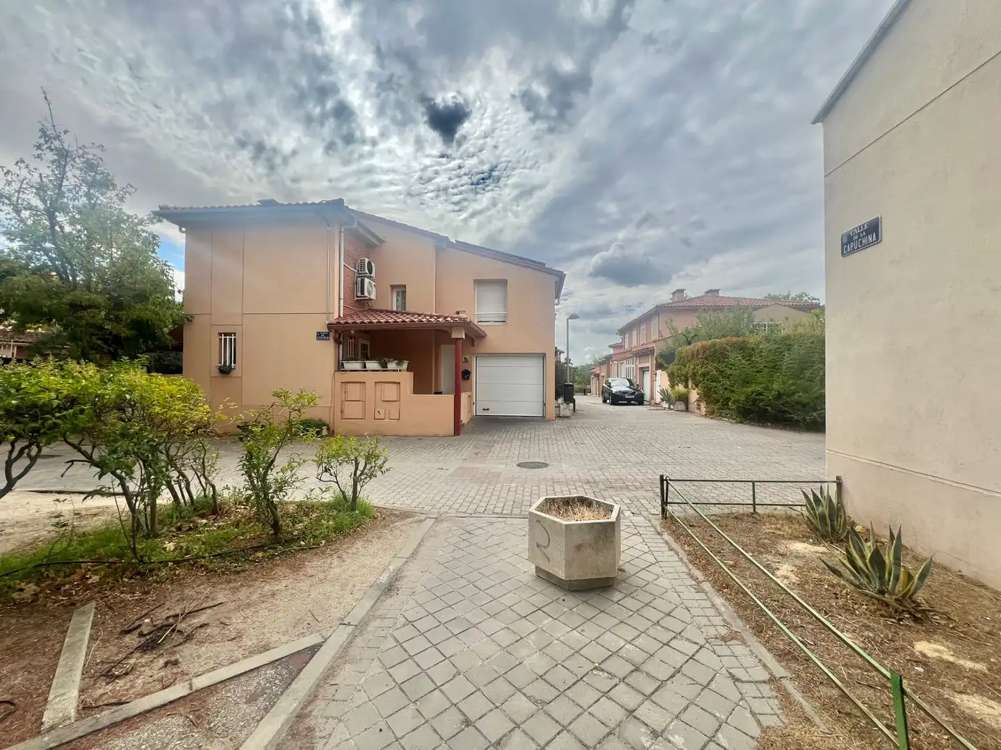 Vista exterior de Casa adosada en venta en Madrid con Aire acondicionado, Calefacción y Jardín privado