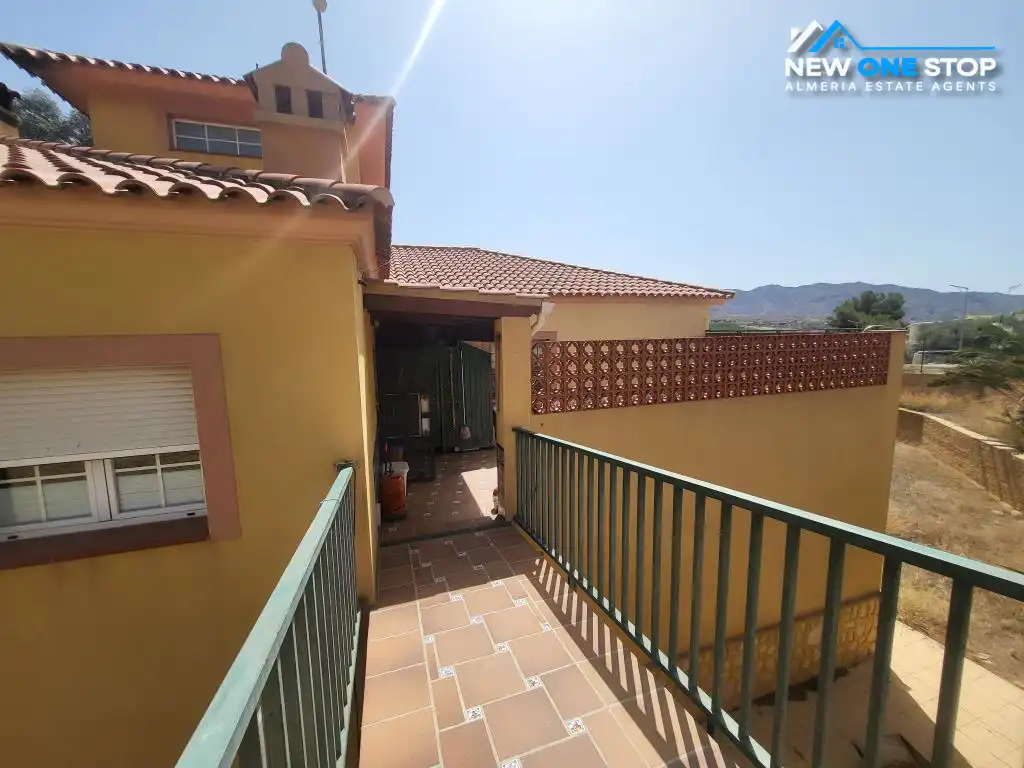 Terrassa de Casa adosada en venda en Cuevas del Almanzora amb Aire condicionat, Calefacció i Jardí privat