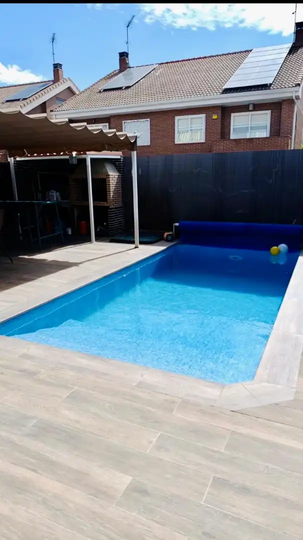Piscina de Casa adosada en venta en Parla con Aire acondicionado, Calefacción y Jardín privado