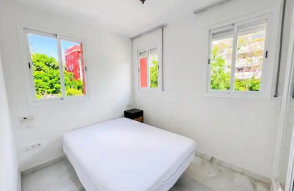 Dormitori de Apartament de lloguer en Marbella amb Aire condicionat, Terrassa i Moblat