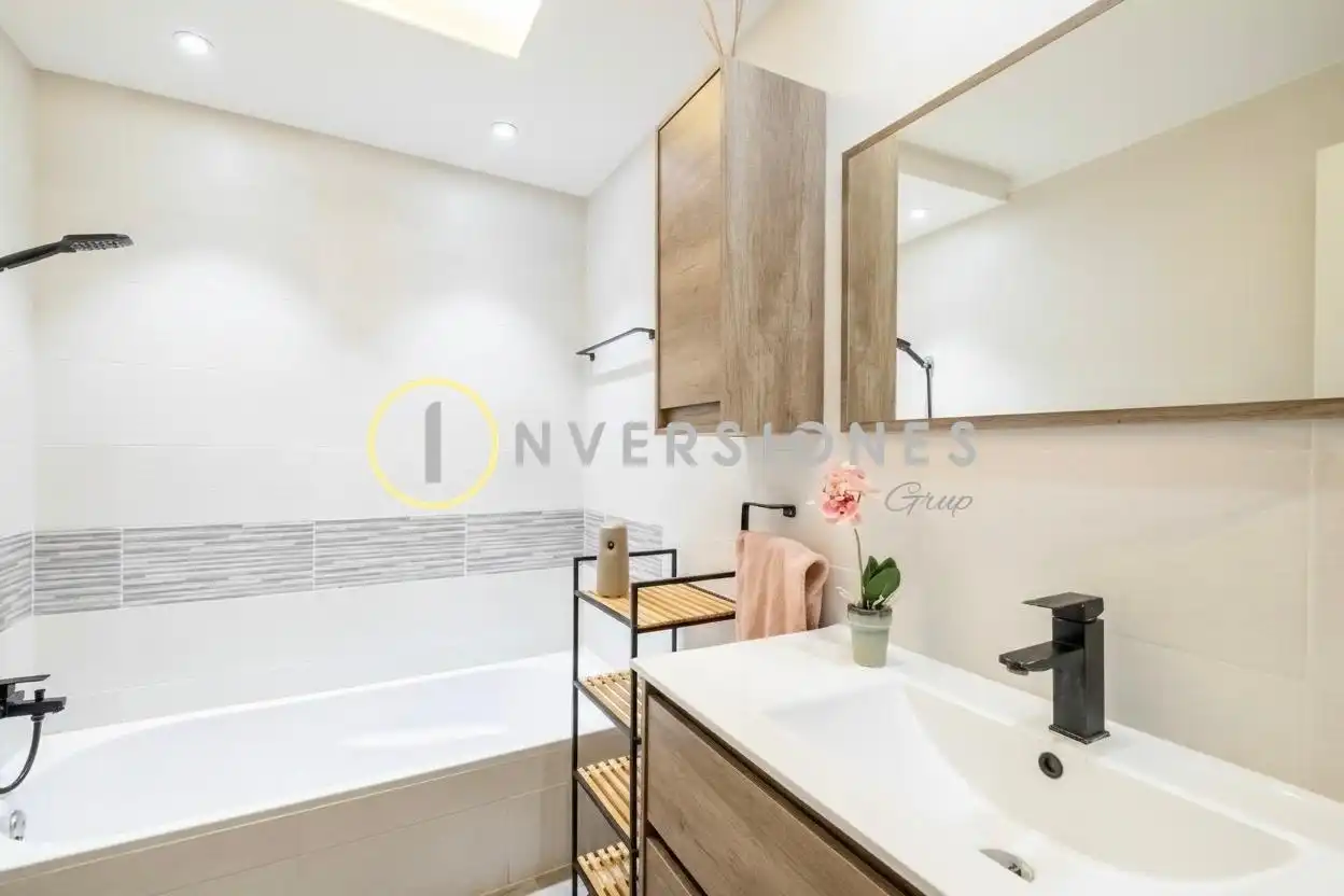 Badezimmer von Wohnung zum Verkauf in Pollença mit Klimaanlage, Terrasse und Abstellraum