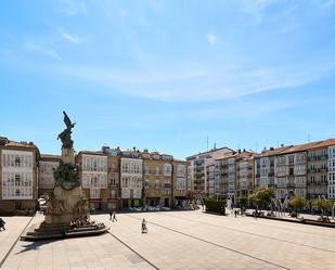 Vista exterior de Pis en venda en Vitoria - Gasteiz amb Terrassa, Moblat i Balcó