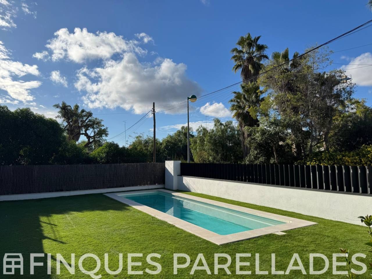 Swimming pool of Flat for sale in Sitges  with Air Conditioner, Heating and Parquet flooring