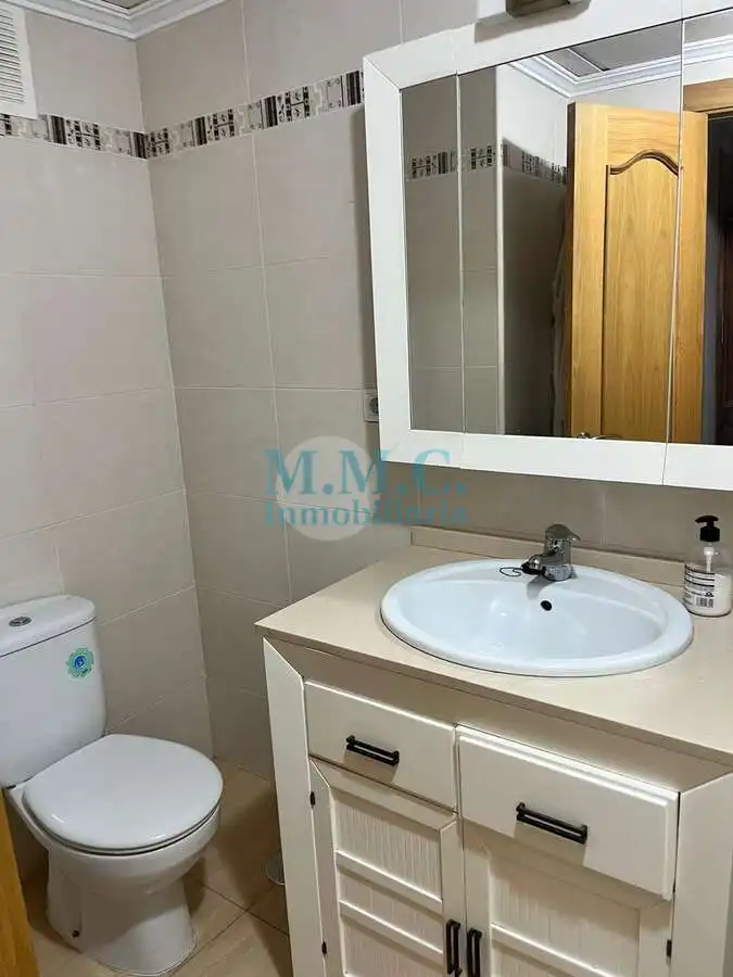 Baño de Piso en venta en Roquetas de Mar con Aire acondicionado, Terraza y Amueblado