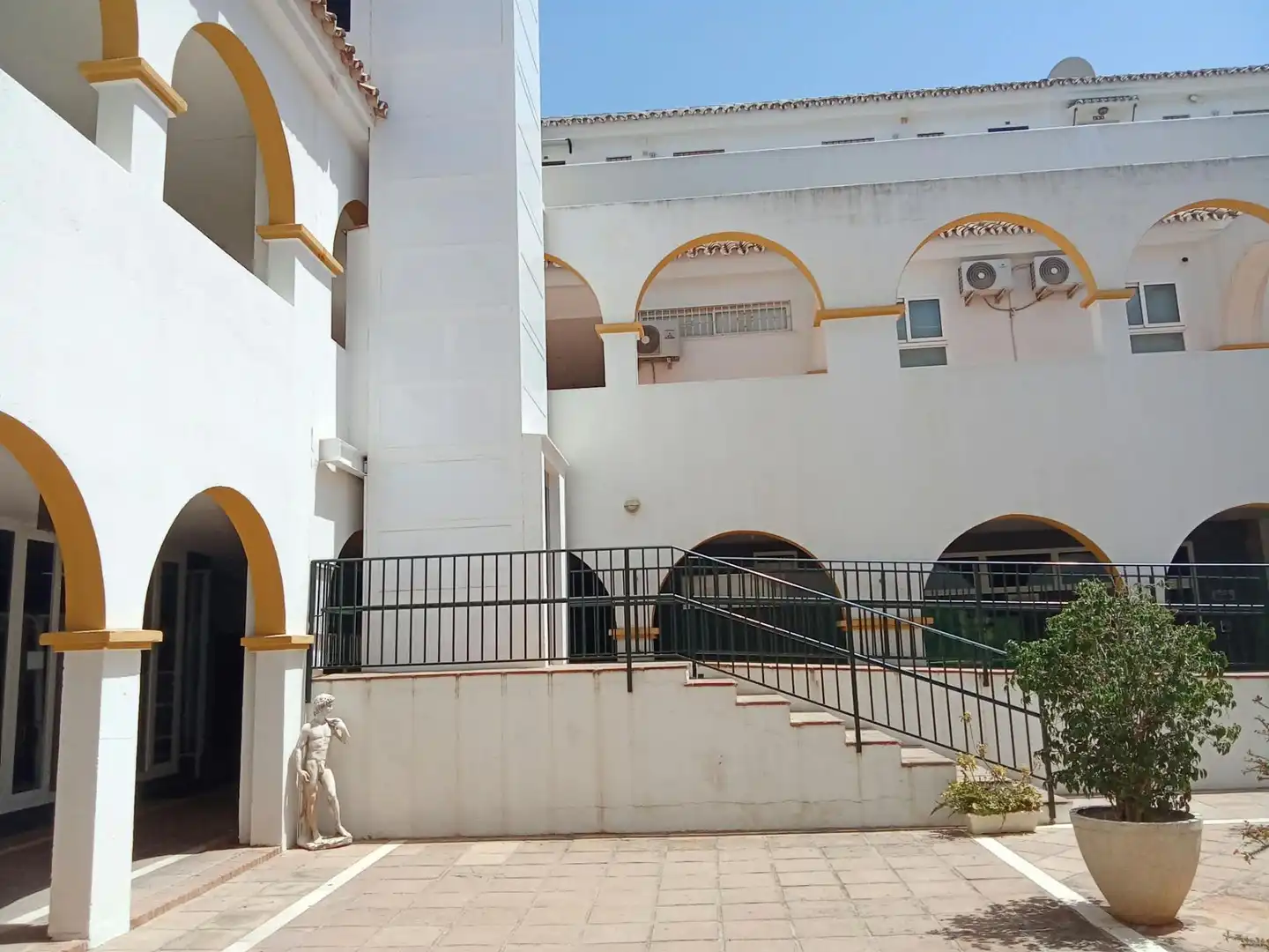 Vista exterior de Local de lloguer en Benalmádena amb Aire condicionat