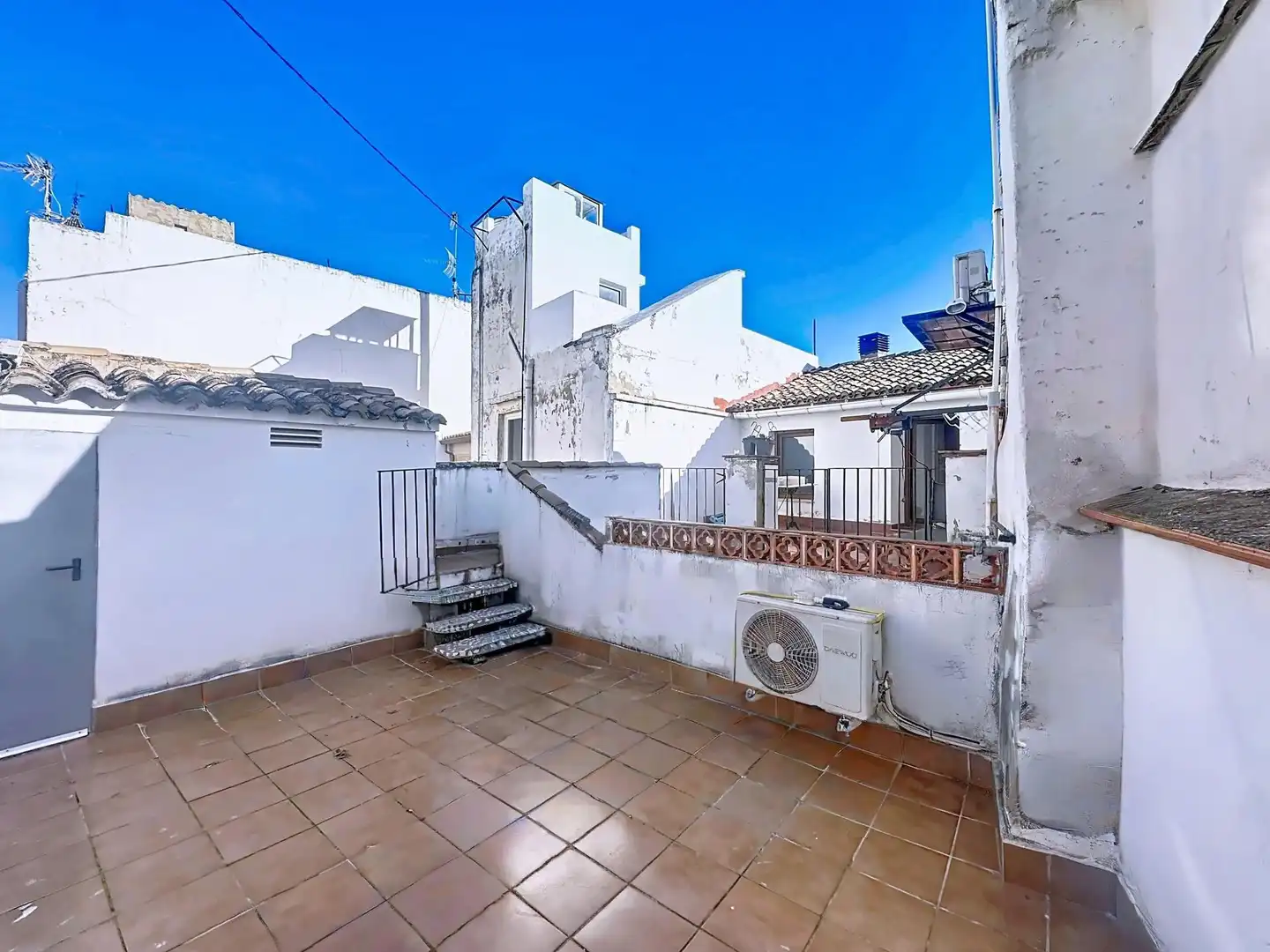 Vista exterior de Casa o xalet en venda en Oliva amb Aire condicionat, Terrassa i Balcó