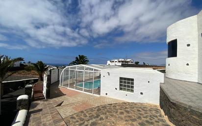 Vista exterior de Casa o xalet en venda en Tinajo amb Terrassa i Piscina