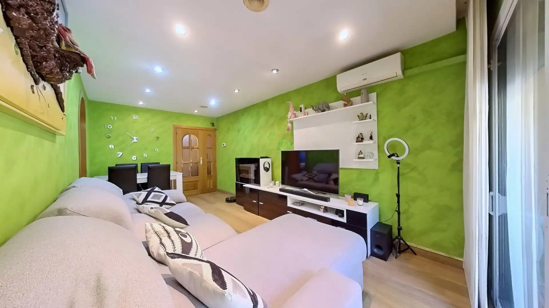 Sala de estar de Piso en venta en Santa Coloma de Gramenet con Aire acondicionado, Calefacción y Parquet