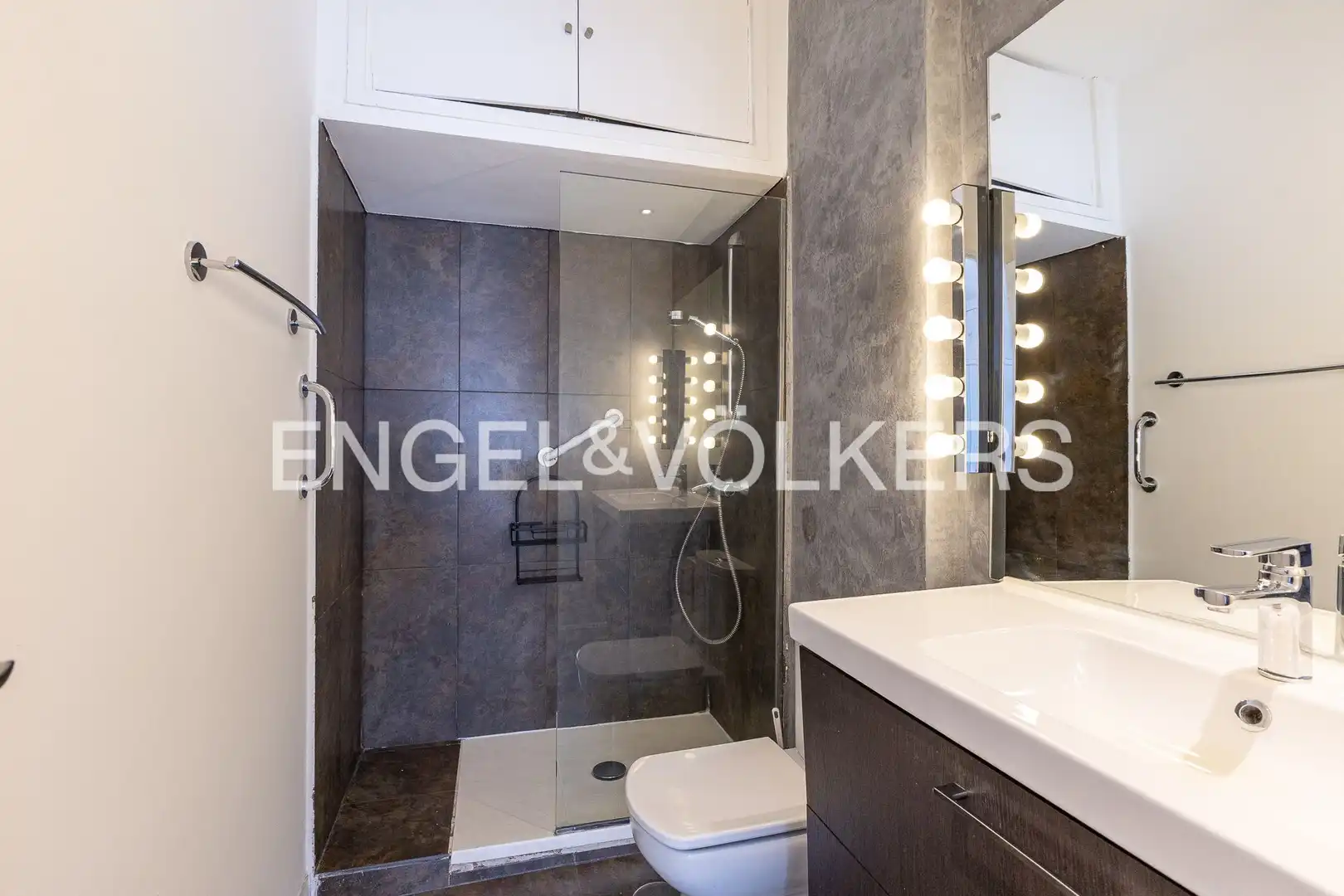 Bathroom of Flat for rent in Madrid  with Air Conditioner, Heating and Parquet flooring