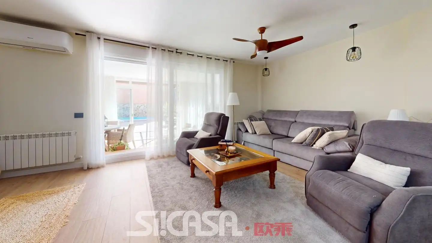 Sala de estar de Casa adosada en venta en Parla con Aire acondicionado, Calefacción y Terraza