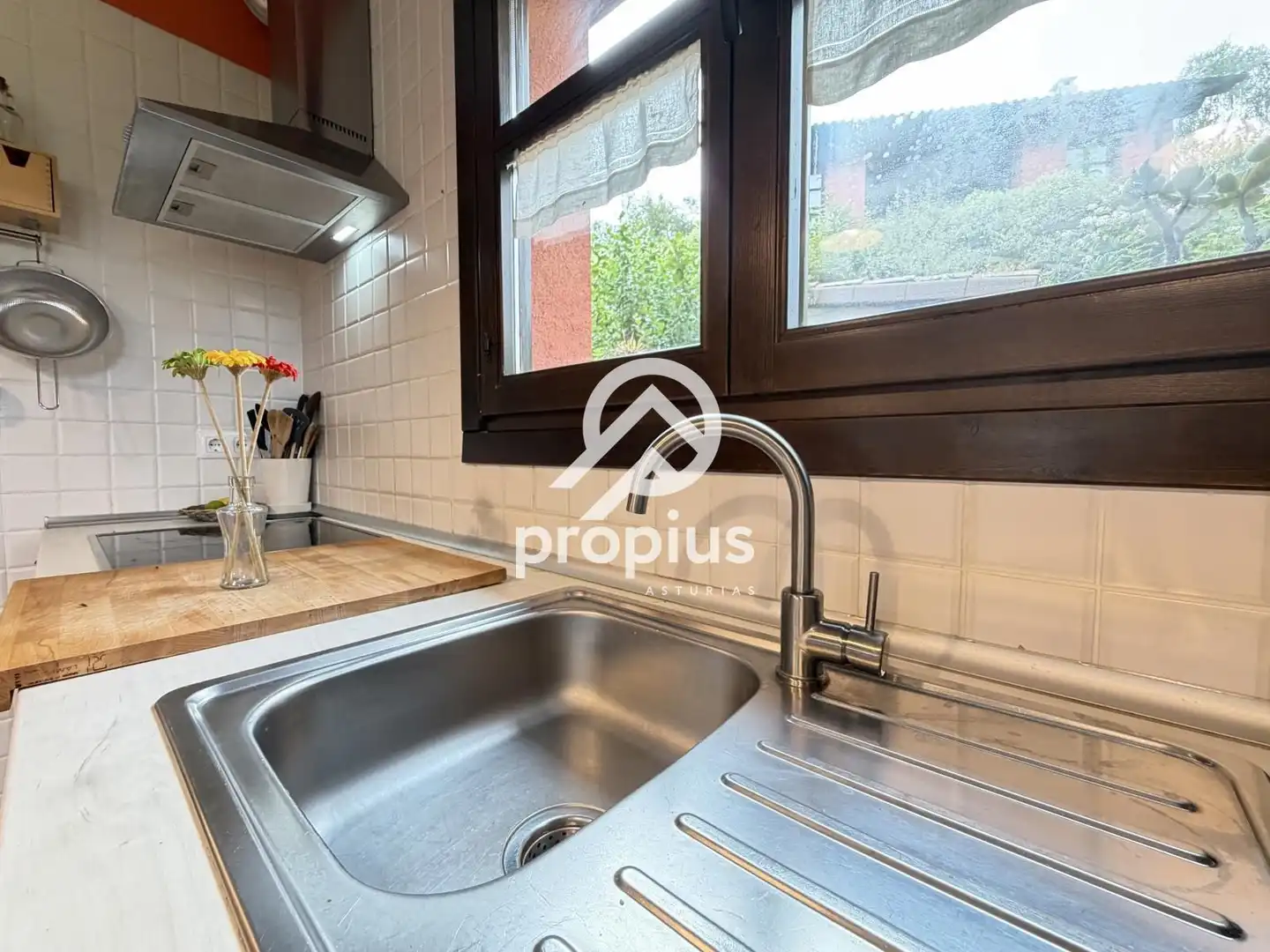 Cuina de Casa adosada en venda en Cangas de Onís amb Calefacció, Jardí privat i Terrassa