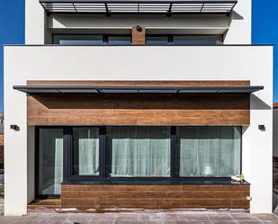 Exterior view of House or chalet for sale in  Madrid Capital  with Air Conditioner, Heating and Private garden