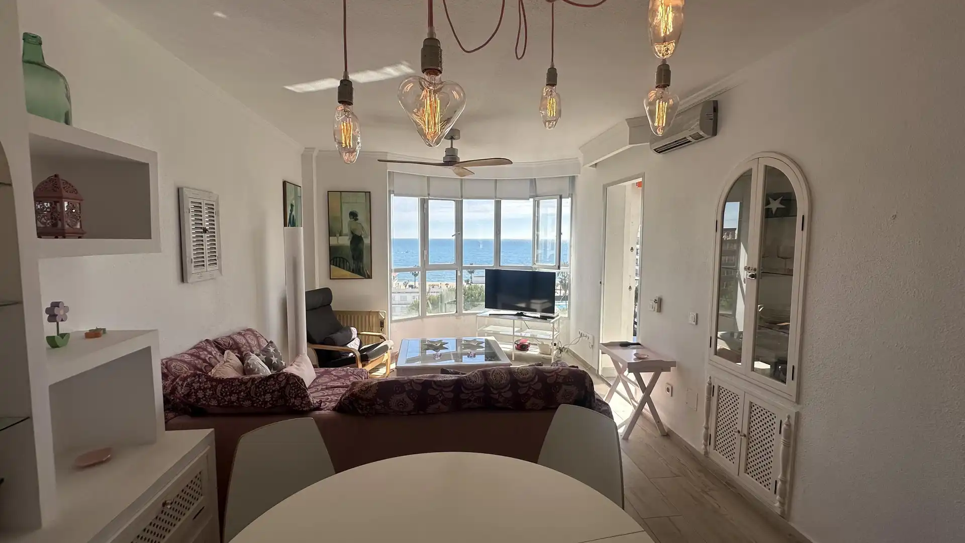 Sala d'estar de Apartament de lloguer en Fuengirola amb Jardí privat i Piscina comunitària