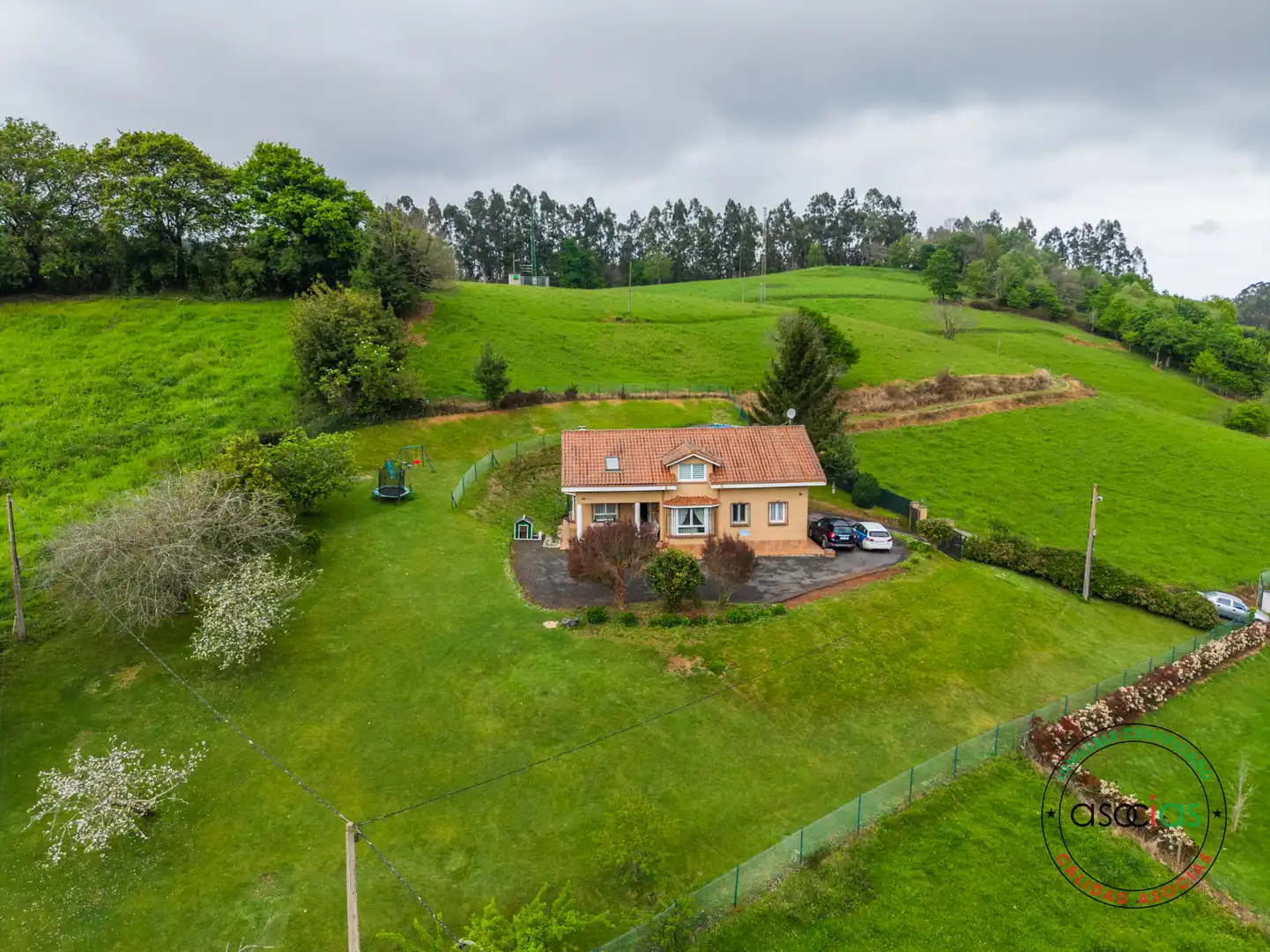 Vista exterior de Casa o xalet en venda en Soto del Barco amb Calefacció, Jardí privat i Terrassa