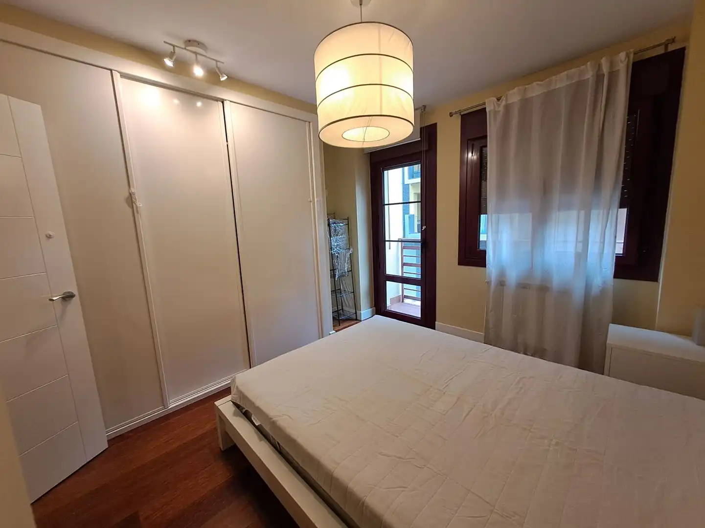 Schlafzimmer von Wohnung zur Miete in Oviedo  mit Möbliert und Balkon