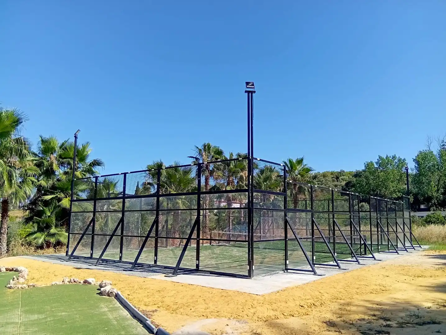 Vista exterior de Casa o xalet en venda en Alhaurín de la Torre amb Jardí privat, Terrassa i Piscina