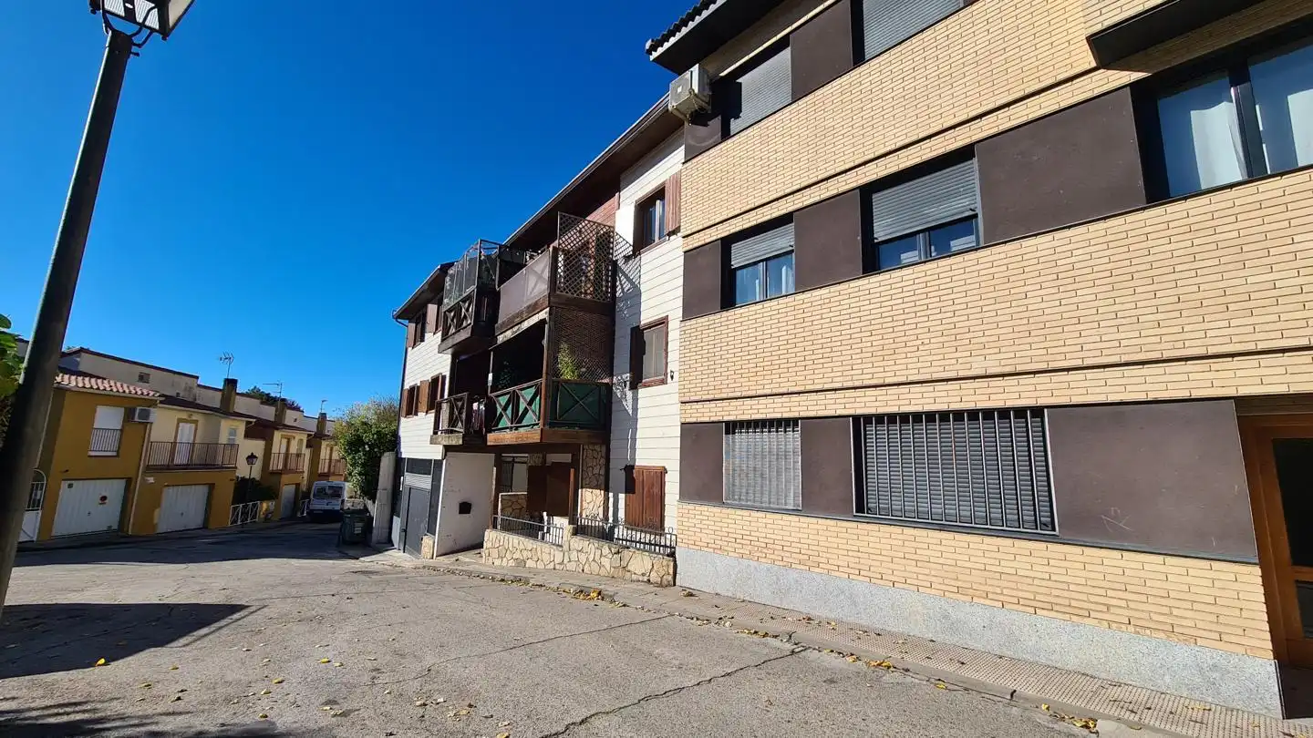 Vista exterior de Planta baja en venta en La Adrada  con Calefacción, Terraza y Trastero