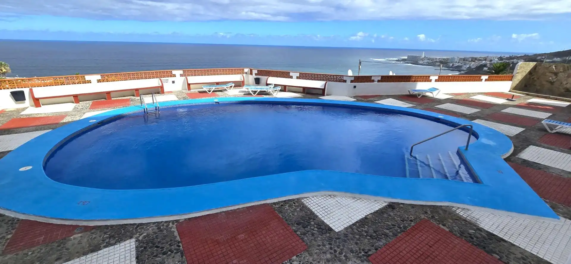 Piscina de Piso en venta en San Cristóbal de la Laguna con Balcón y Piscina comunitaria