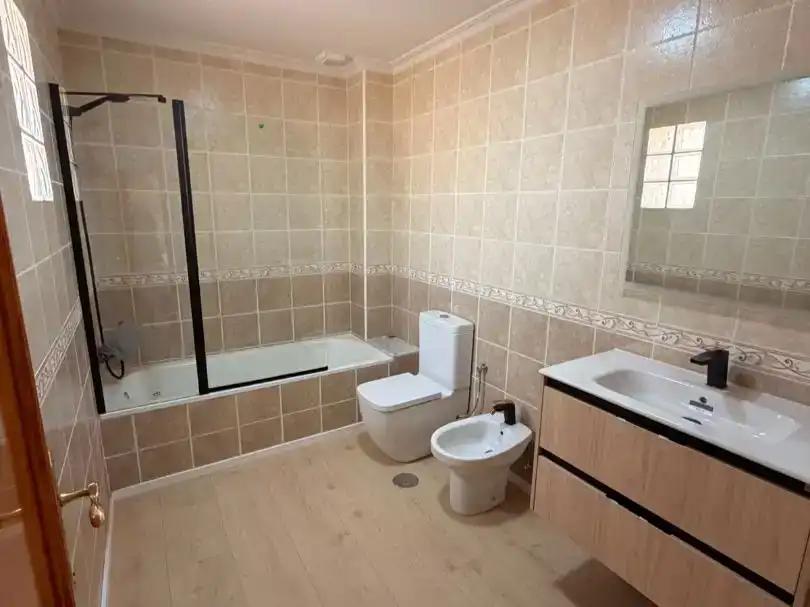 Bany de Dúplex de lloguer en El Pinós / Pinoso amb Jardí privat, Parquet i Moblat